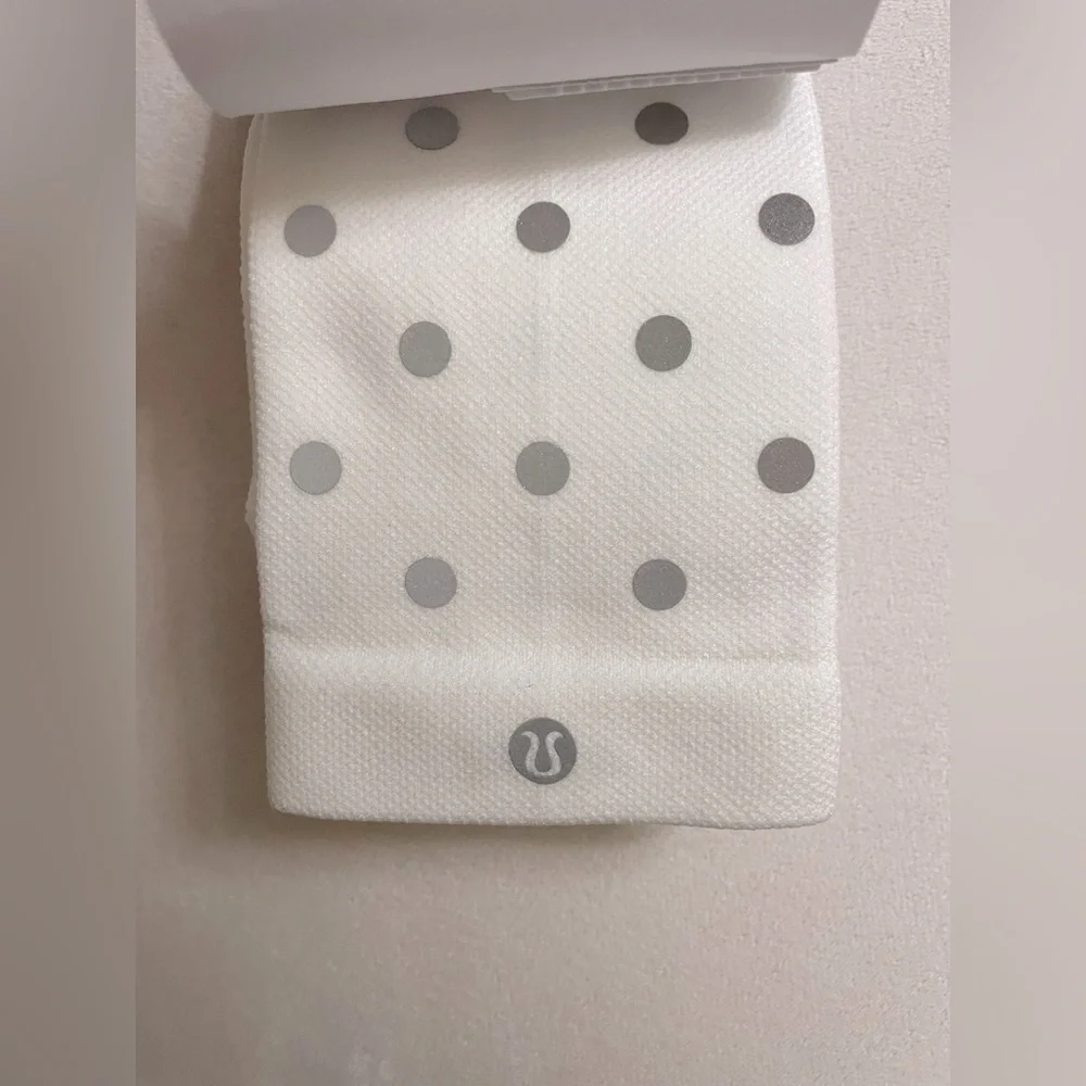 Lululemon NWT Power Stride White Casual Crew Socks with Polka Dots Reflective M